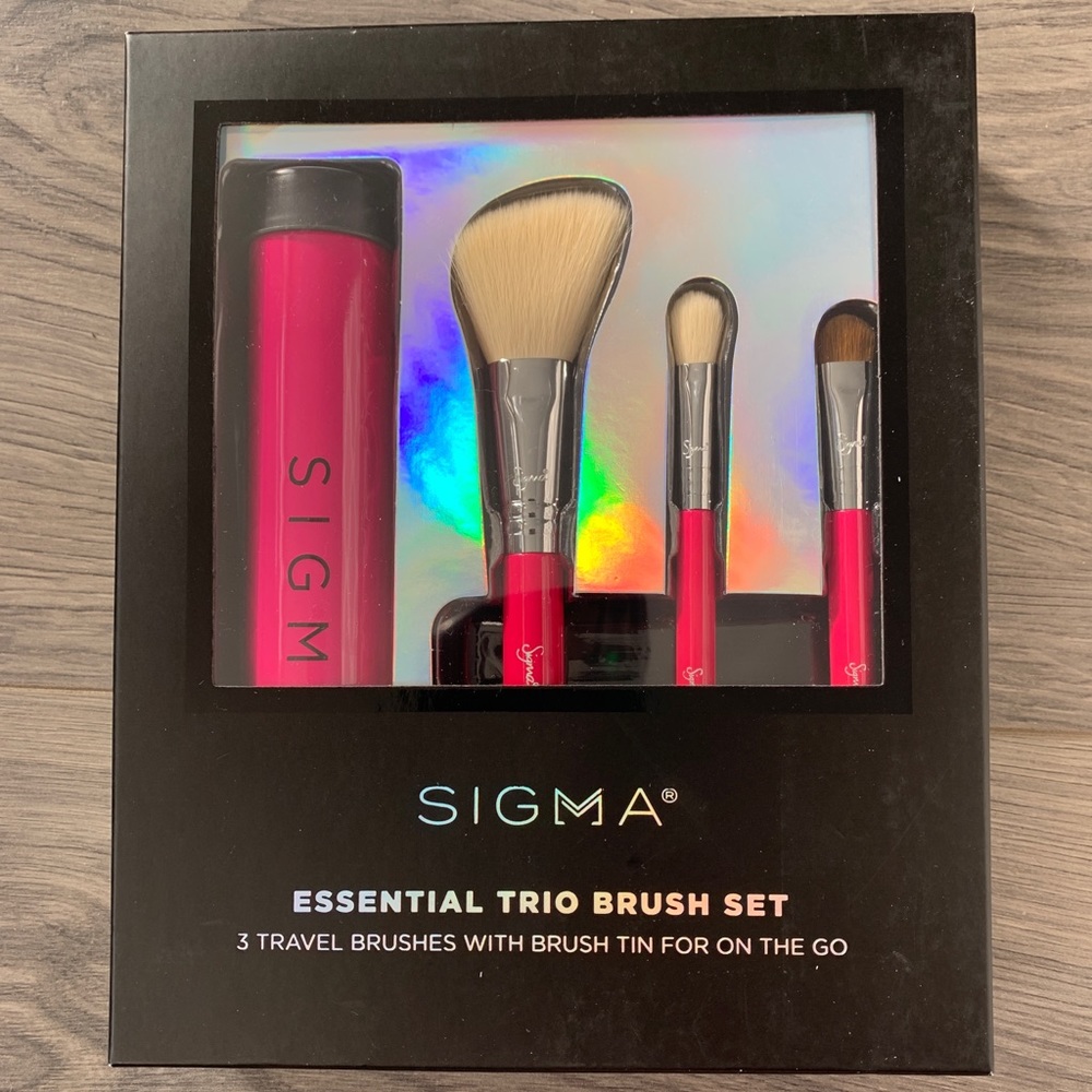 🛼🛼Sigma Beauty Travel Brush Trio with Storage Tin